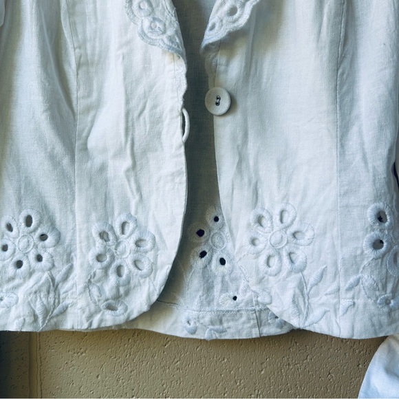 Margaieta White Linen Blazer Made in Canada - Picture 8 of 13